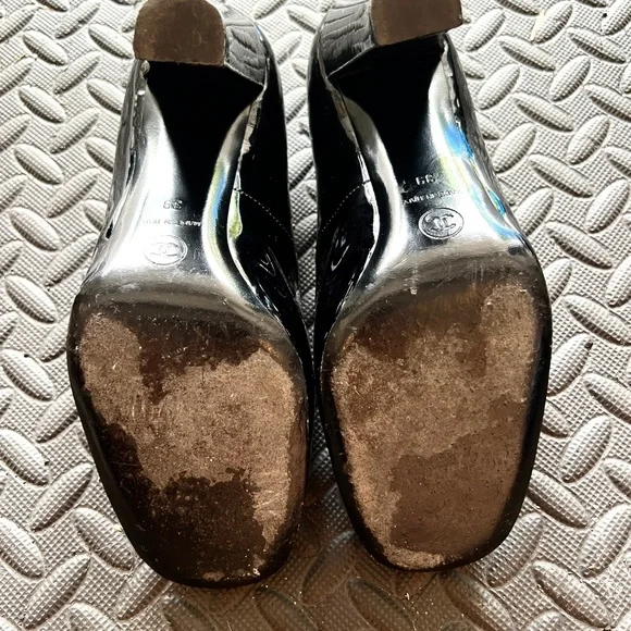 (Re-posh) Chanel classic parent black pumps (39)